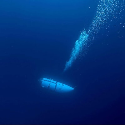 En ubåt på väg ner i vattnet.