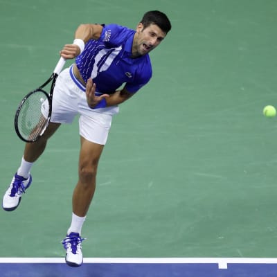 Novak Djokovic syöttää.