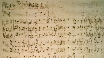 Johann Sebastian Bachs originalnoter för Matteuspassionen, ett gulnat ark fullklottrat med noter. 