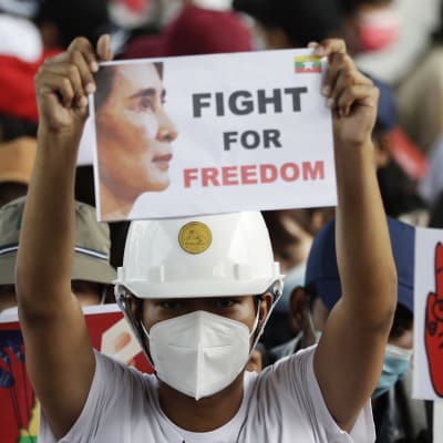 Demonstranter protesterar mot militärjuntan i Rangoon i Myanmar. En person håller upp en skylt där det står: Slåss för friheten.