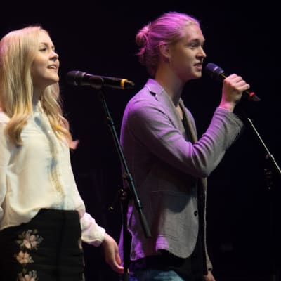Kuvassa Iris Rainio (Amelie Blauberg) ja Lenni Morris (Joel Bonsdorff).
