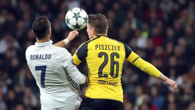 Cristiano Ronald och Lukasz Piszczek i kamp om bollen.