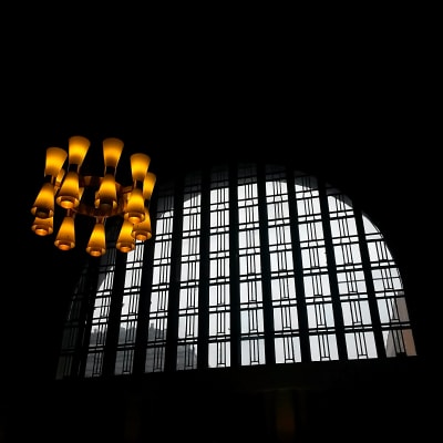 Takkrona och fönster, järnvägsstationen i Helsingfors.