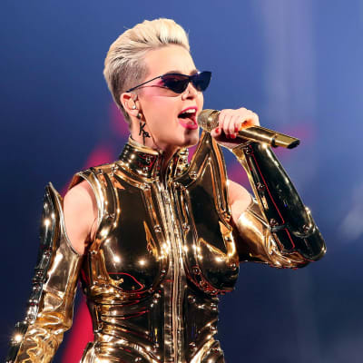 Katy Perry sjunger i en mikrofon.