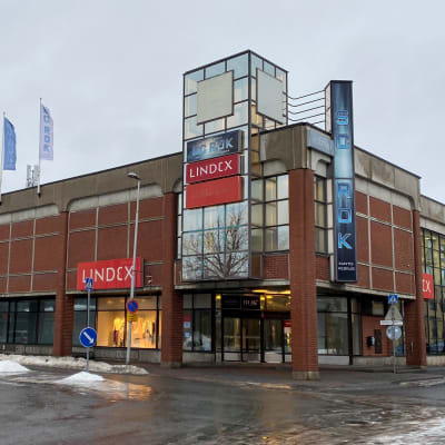 Entisen Anttilan tavaratalon pääsisäänkäynnin puolelta otettu kuva vetisenä talvipäivänä.