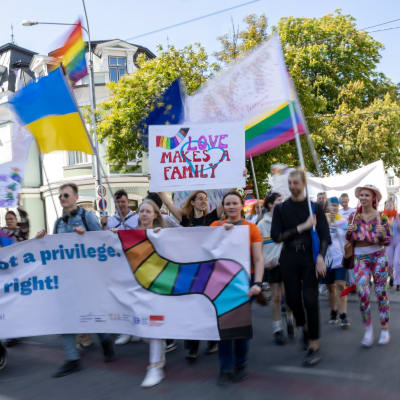 Ihmisiä Tallinnan Pride kulkueessa.