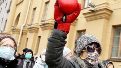 Kvinna med boxningshandske deltar i en demonstration mot polisvåld 23.11.2020 i Minsk