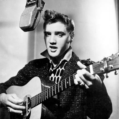 Elvis Presley kitara kädessä studiossa vuonna 1956. Kuva dokumenttielokuvasta Seitsemän kertaa Elvis.