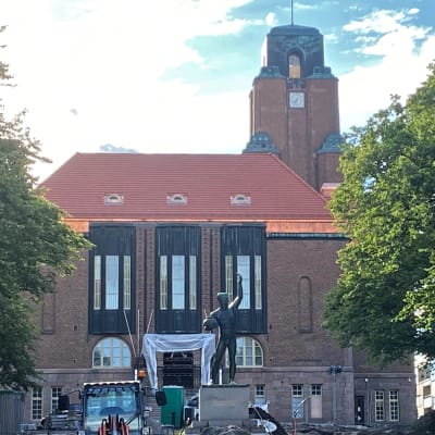 Lahden kaupungintalon remonttityömaa on lähikuvassa. Talon edustalla on työkoneita.