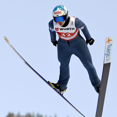 Julia Kykkänen flyger ned för backen.