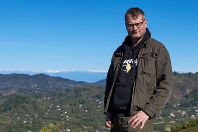 Mikko Palonkorpi i ett bergslandskap.
