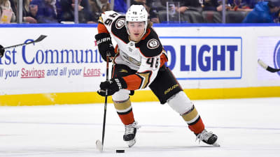 Trevor Zegras med pucken.