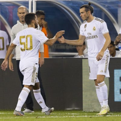 Gareth Bale kommer in på planen.