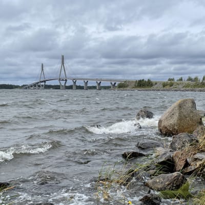 Raippaluodon silta kuvattu mantereen puolelta, myrskyinen meri edustalla.