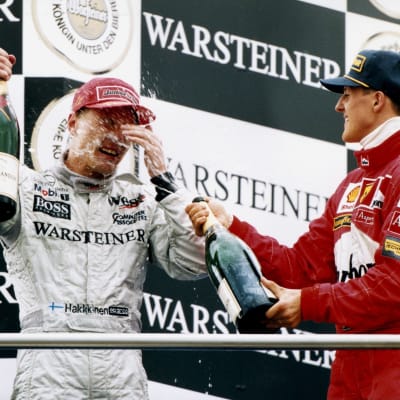 Mika Häkkinen kukisti Michael Schumacherin tiukassa F1-mestaruustaistossa kaudella 1998.
