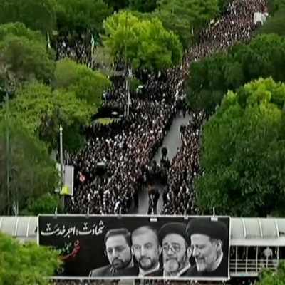 Irans president begravs och stora folkmassor följer kistan.