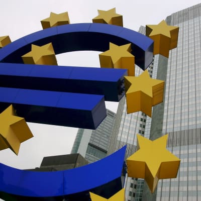 Euro-logo utanför den Europeiska centralbanken