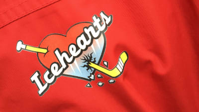 Icehearts- logon föreställer en klubba och ett hjärta.