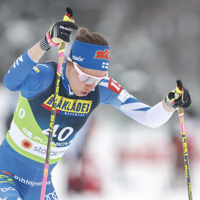 Kerttu Niskanen hiihtää naisten 10 kilometrin kisassa.