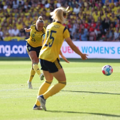 Hanna Bennisson laukoi Ruotsin johtoon Sveitsiä vastaan.