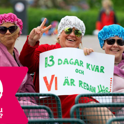 Tre damer väntar på Allsång på Skansen sommaren 2015.