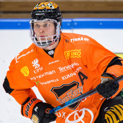 Kasper Björkqvist spelar ishockey.