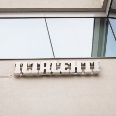 Iltalehden logo seinällä.