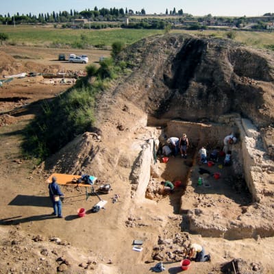 Arkeologit tutkivat hautakumpua Italian  Tarquinissa.
