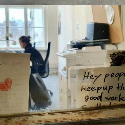 Räddningsorganisationen Sea-Watch hänger dekorativt upp både berömmande och fördömande post den tar emot av allmänheten för sitt arbete med att rädda migranter på Medelhavet.