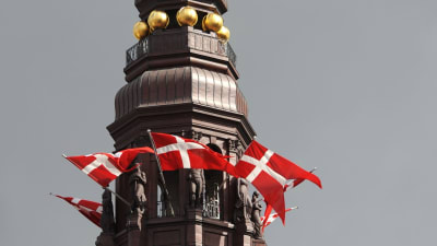 Danska flaggor vid regeringsbyggnaden i Köpenhamn.