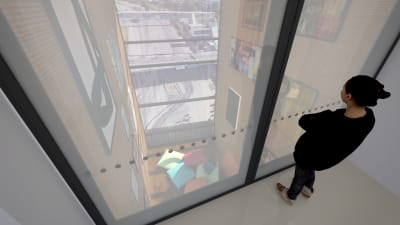 Utsikten från t3 sjukhuset över motorvägen