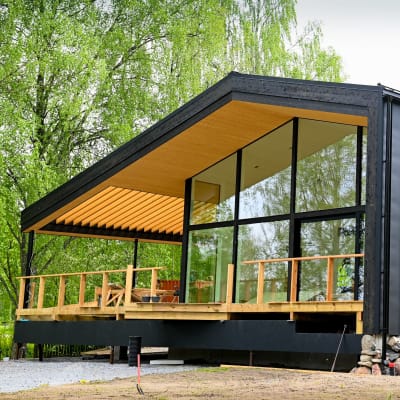Villa Hopeapuu är ett hus helt byggt i trä på bostadsmässan 2021 i Lojo. 