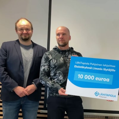 Toimitusjohtaja Veli Rajakangas luovuttaa 10 000 euron lahjakortin Limmin löytäjille