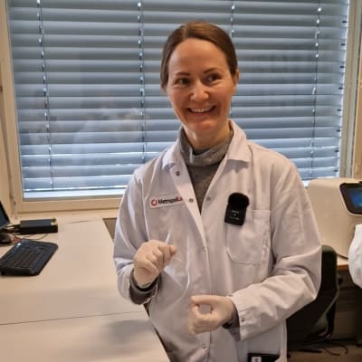 Mikrobiolog Tiina Thure står i ett laboratorium och förklarar resultaten från olika bakterietester.