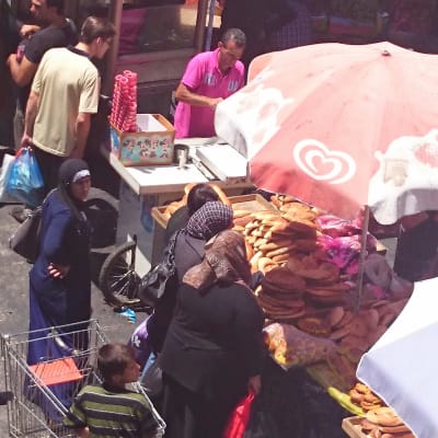 Kvinnor handlar på marknaden i Hebron