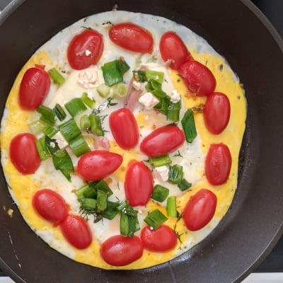 En omelett med tomat.