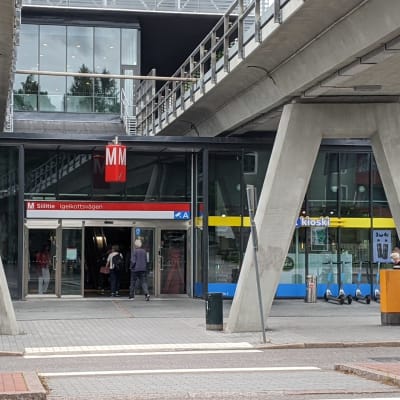 Igelkottsvägens metrostation, ingången sedd från gatan.