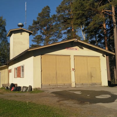 Sliten gammal brandstation i Bromarv.