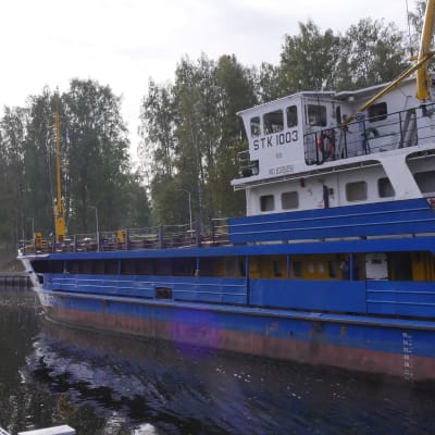 Venäläinen rahtilaiva menossa Saimaan kanavalla Mälkiä sululle.