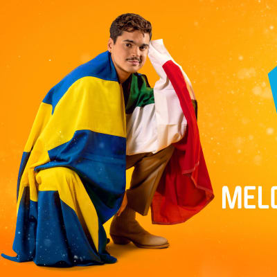 Melodifestivalens programledare Oscar Zia med Sveriges flagga, mot orange bakgrund