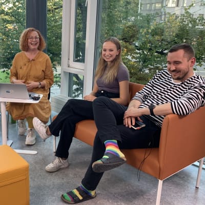Pamela Granskog, Jenina Nyström och Rolf Blauberg diskuterade höstens första studentprov i Tölö gymnasium under ledning av Heidi Finnilä.