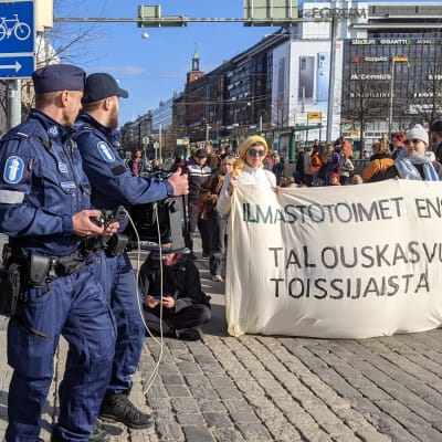 Poliisi keskeyttää Elokapinan mielenosoituksen Mannerheimintiellä 6.5.2022.