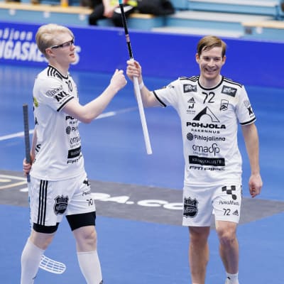 Nokian KrP:n Joona Rantala ja Henri Johansson tuulettavat maalia. 