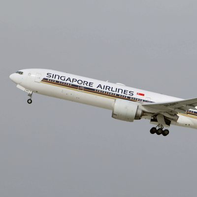 Ett Singapore Airlines Boing 777-plan stiger.