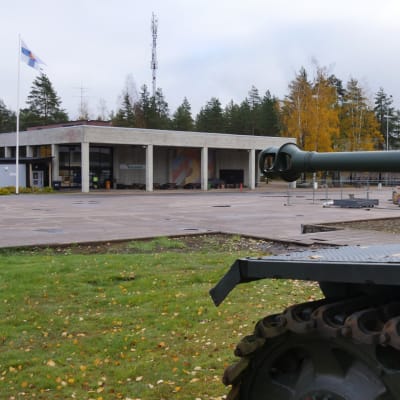 Vekaranjärven varuskunnan keskusaukio. Kuvan etualalla panssarivaunu ja taustalla sotilaskoti.