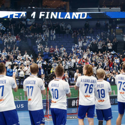 Suomen joukkue kiittää kannattajia. 