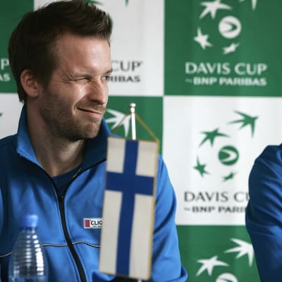 Kim Tiilikainen och Jarkko Nieminen vid en presskonferens