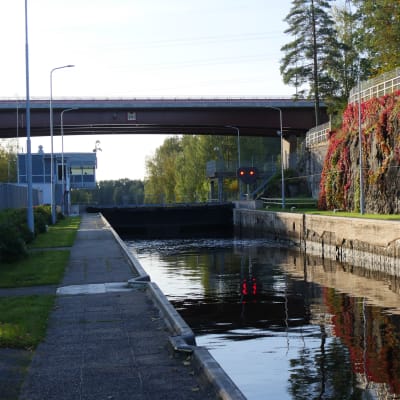 Mälkiän sulku tyhjänä odottamassa laivaa Saimaalta.