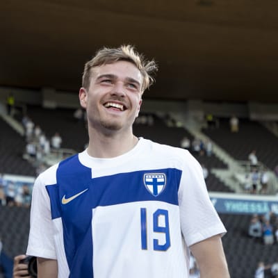 Daniel Håkans skrattar.