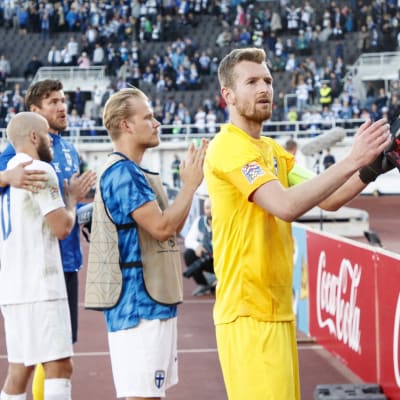 Finlands landslagsspelare tackar publiken.